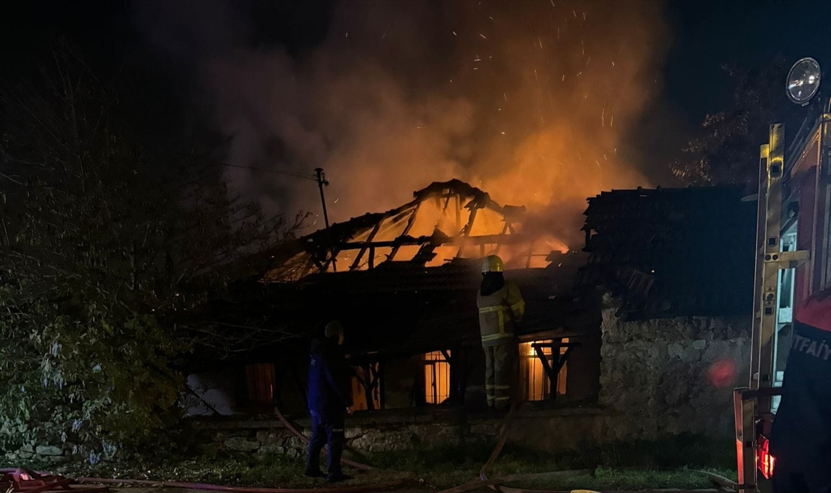 Karabük'te çıkan yangında tek katlı ev kullanılamaz hale geldi