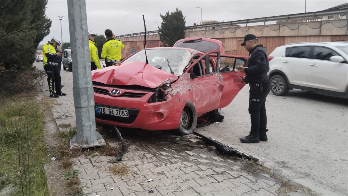 Karabük'te aydınlatma direğine çarpan otomobilde biri ağır 3 kişi yaralandı