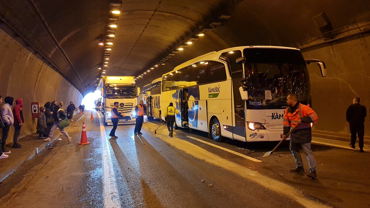 Anadolu Otoyolu'nda zincirleme trafik kazasında 14 kişi yaralandı