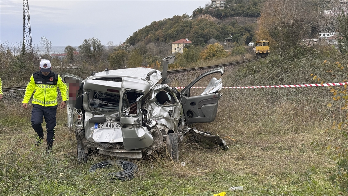 Zonguldak'ta trenin hafif ticari araca çaptığı kazada ölen çocuğun cenazesi defnedildi