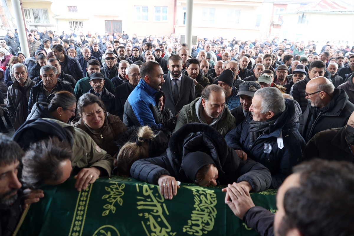 Sivas'ta dershanede çıkan yangında hayatını kaybeden öğretmen son yolculuğuna uğurlandı