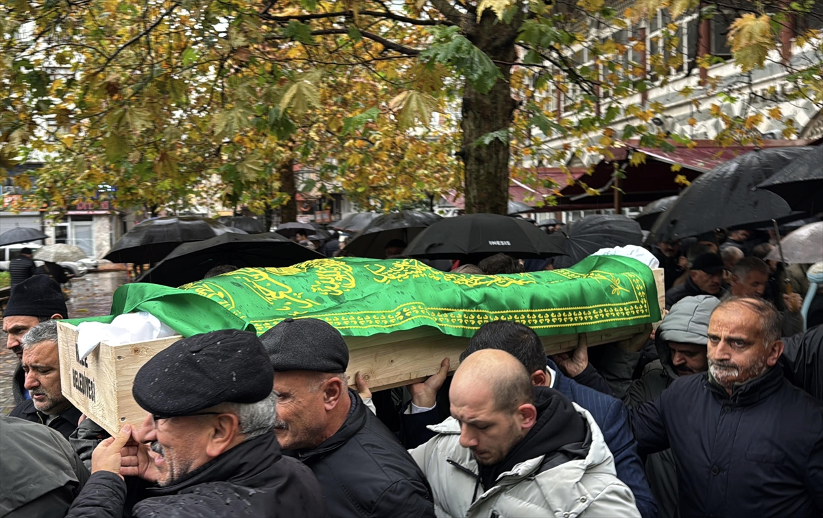 Rize'de emekli öğretmen son yolculuğuna Öğretmenler Günü'nde uğurlandı