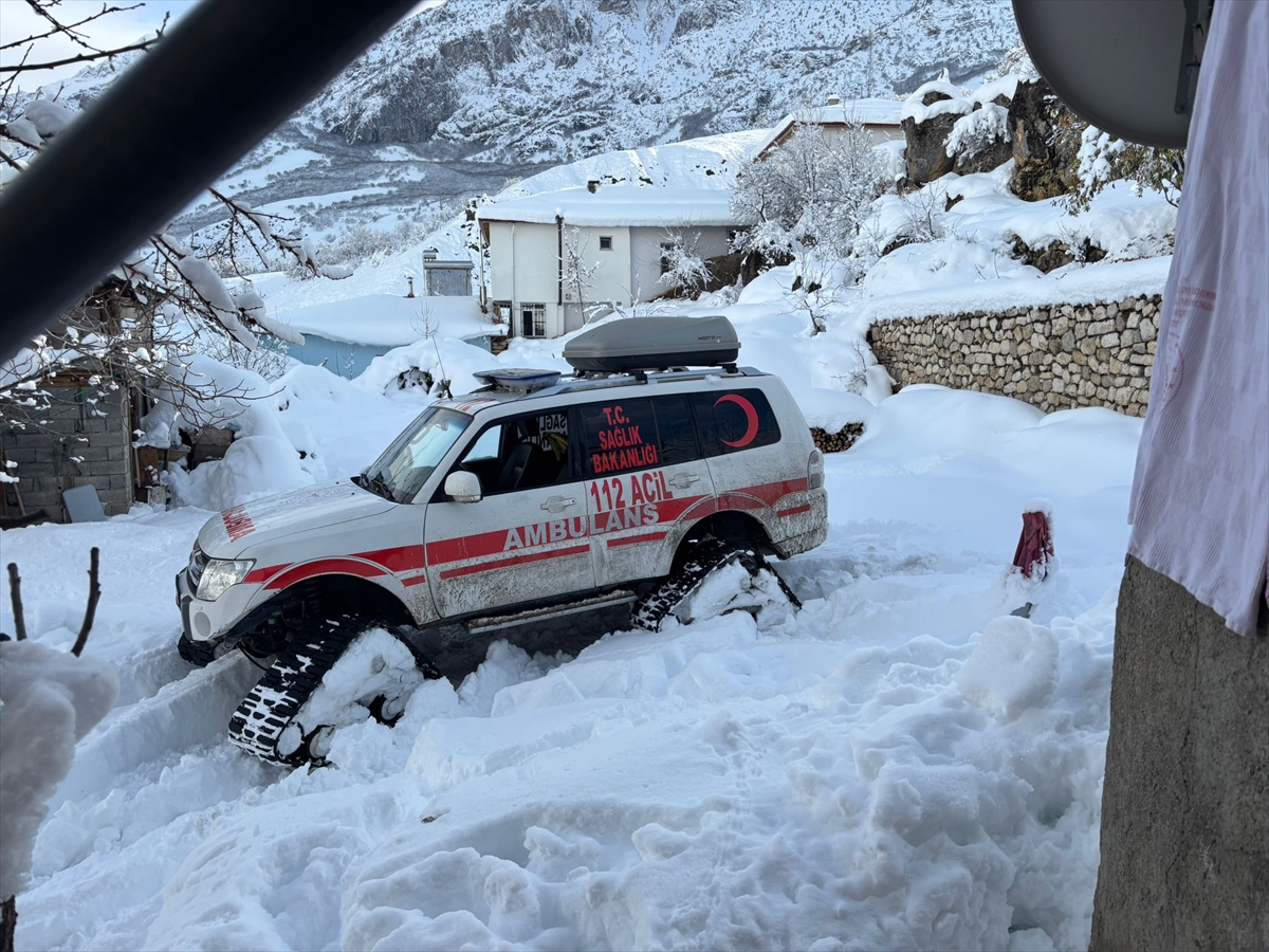 Erzincan'da yolu kardan kapanan köydeki hastaya paletli ambulansla ulaşıldı