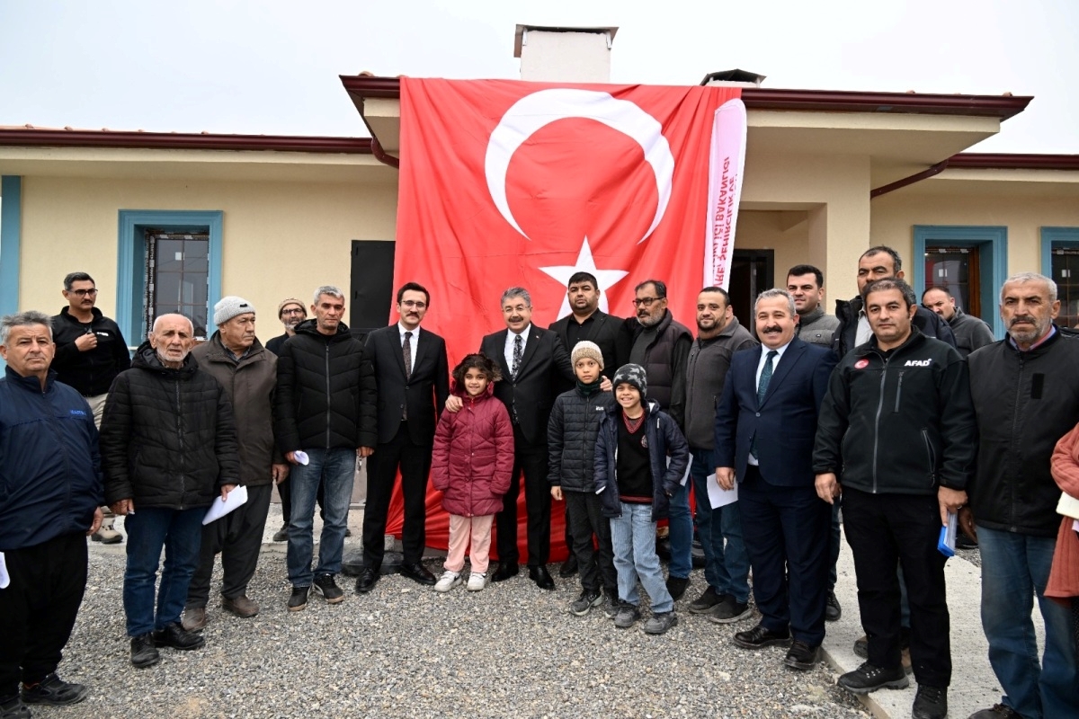 Osmaniye'de yapılan 14 köy evinin anahtarı depremzedelere teslim edildi