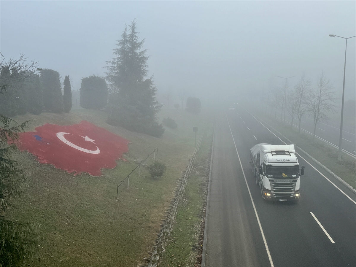 Sisin görüş mesafesini düşürdüğü Anadolu Otoyolu'nda ulaşım yavaşladı