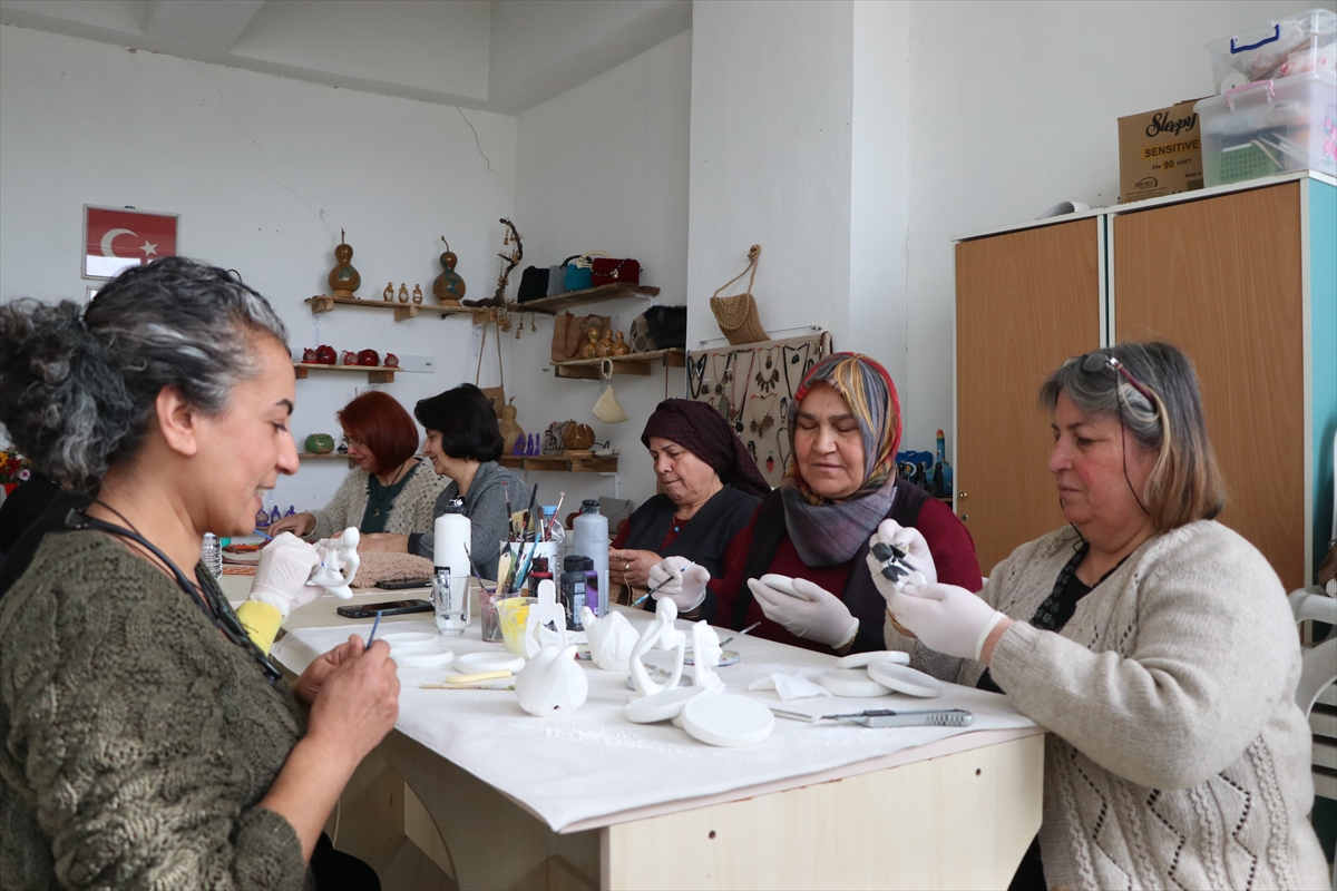 Kooperatif kuran kadınlar atık malzemelerden süs eşyaları üretiyor