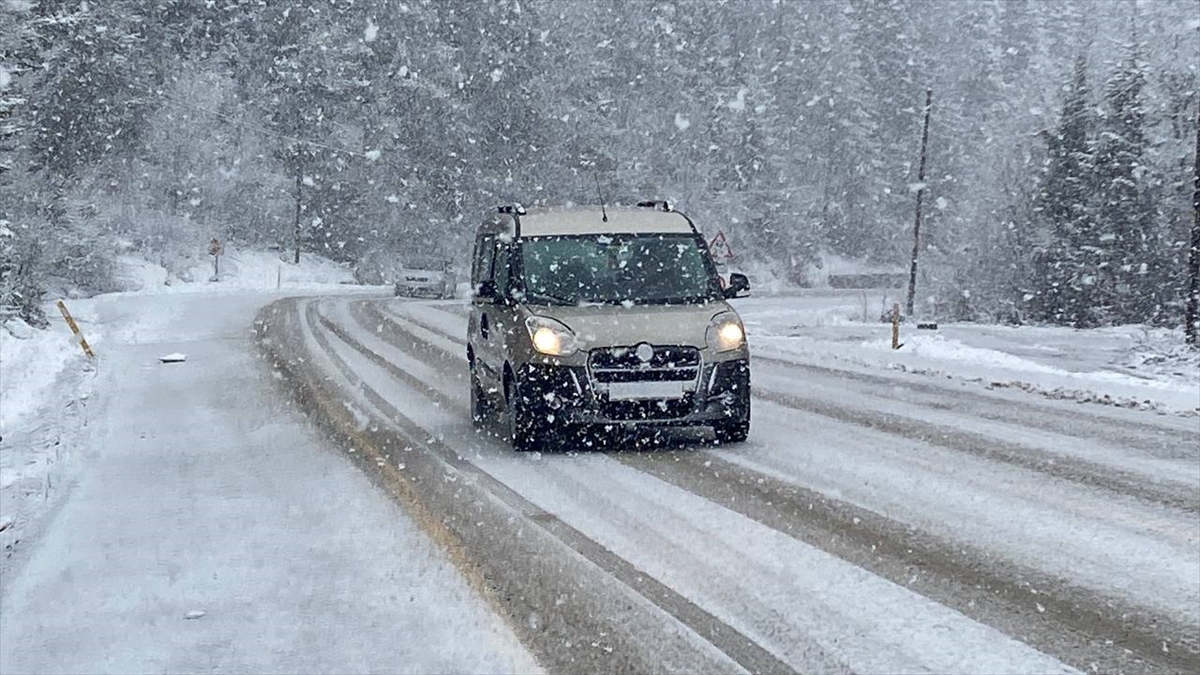 Karabük ve Kartepe'nin yüksek kesimlerine kar yağdı