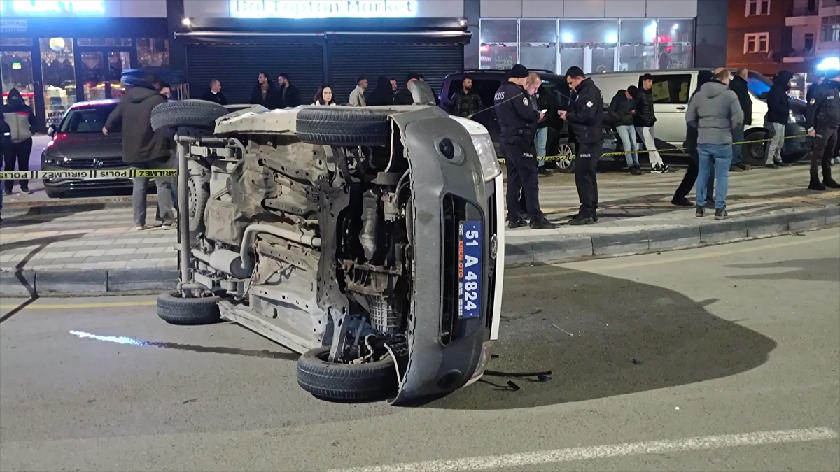 Niğde'de ekip otosuyla otomobilin çarpıştığı kazada 2'si polis 6 kişi yaralandı