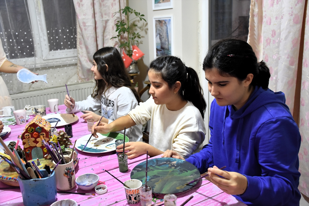 Özel gereksinimli çocuklara seramik sanatını öğretiyor