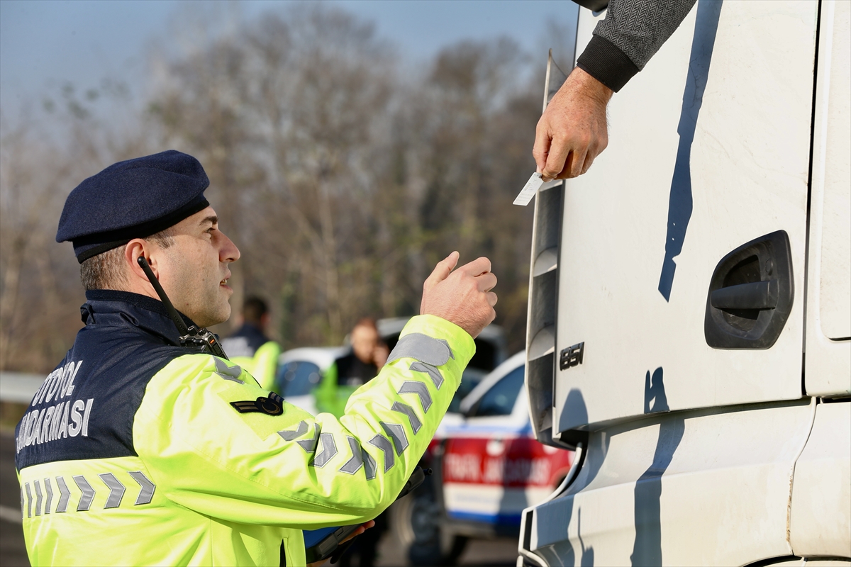 Sakarya'da jandarma ekipleri otoyollarda kural ihlaline ve suça geçit vermiyor