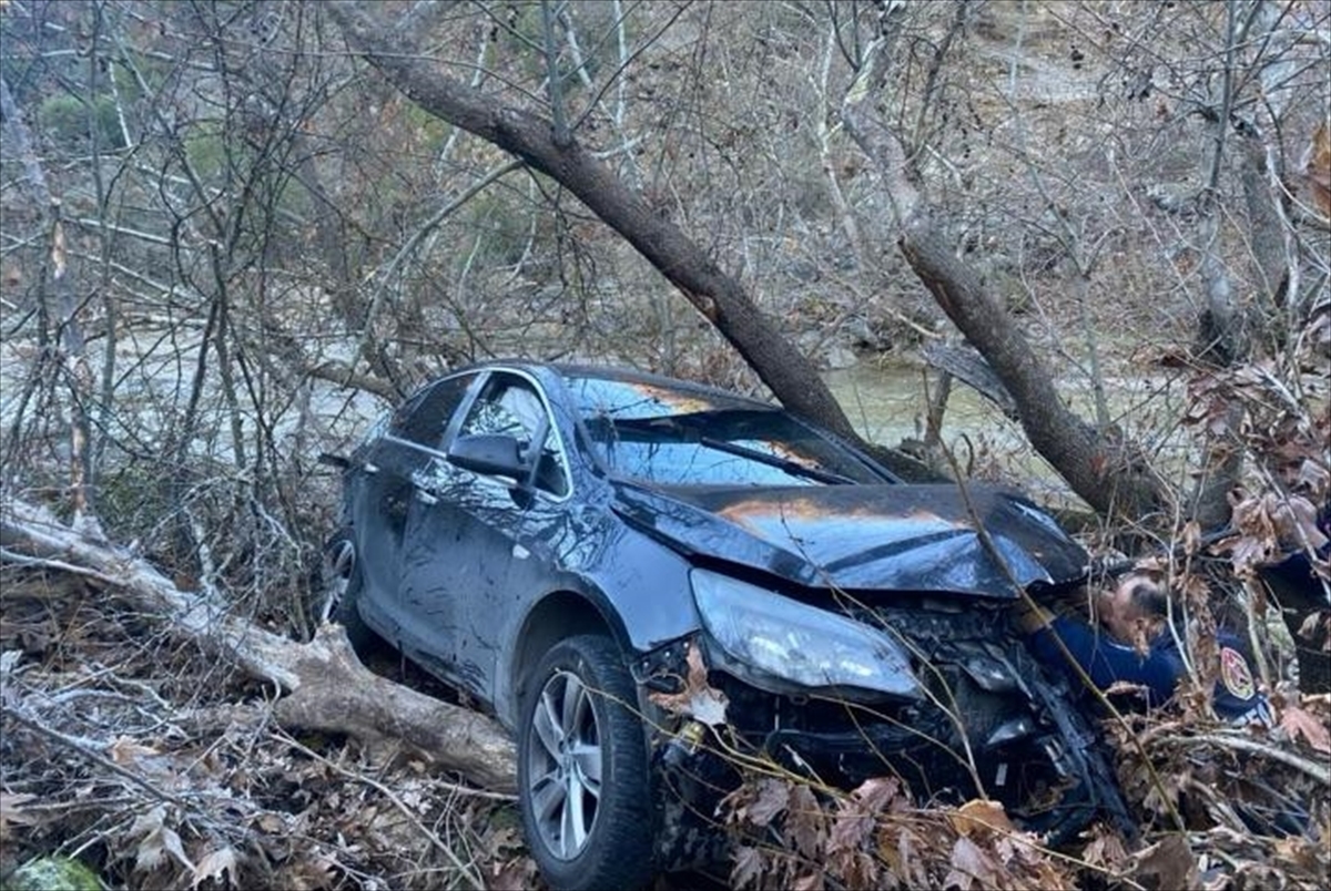 Manisa'da şarampole düşen otomobildeki 3 kişi yaralandı