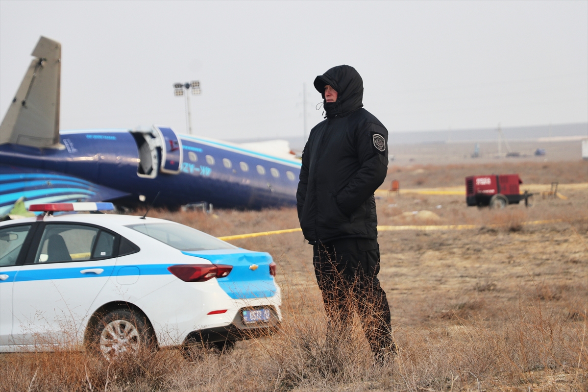 Kazakistan'da düşen uçağın bulunduğu bölgede olay yeri incelemeleri sürüyor