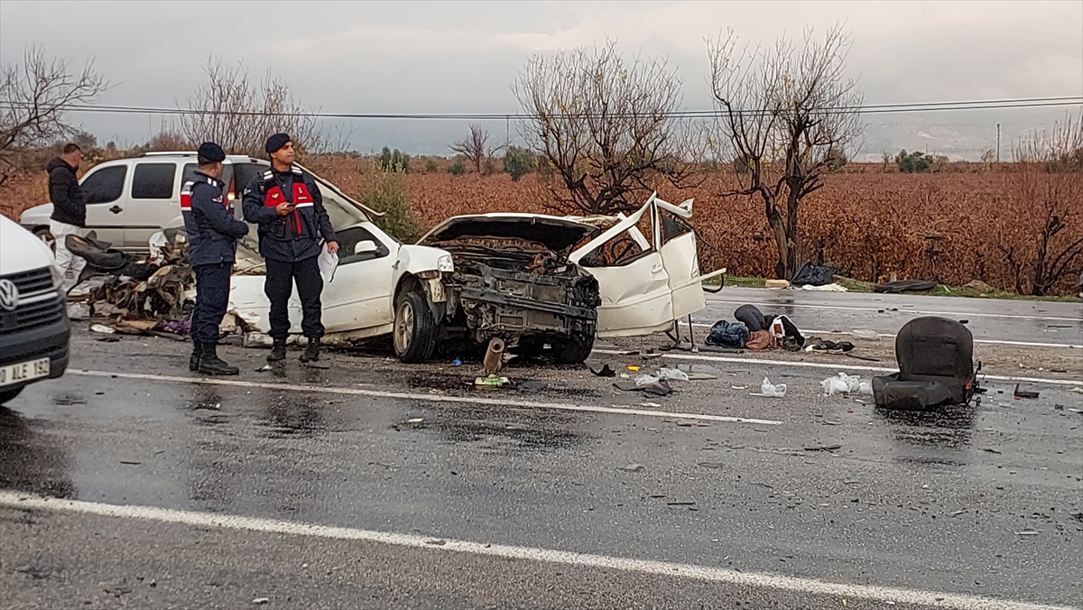 Denizli'de trafik kazasında ölen anne, baba ve 9 yaşındaki çocukları son yolculuğuna uğurlandı