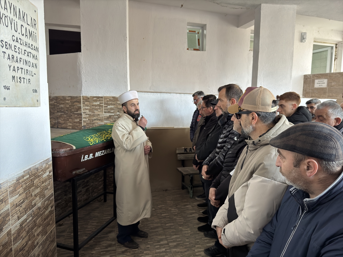 İstanbul'da vefat eden senarist ve yönetmen Olgun Özdemir, İzmir'de son yolculuğuna uğurlandı