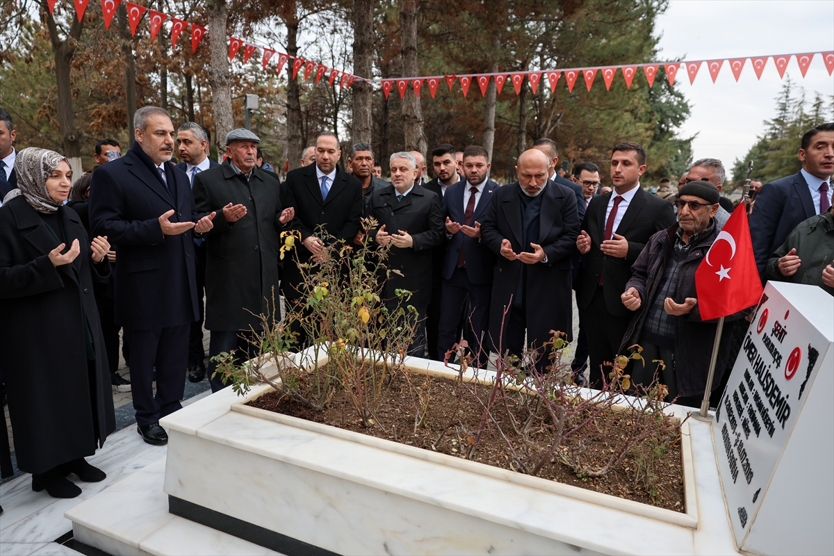 Dışişleri Bakanı Fidan şehit Ömer Halisdemir'i ziyaret etti