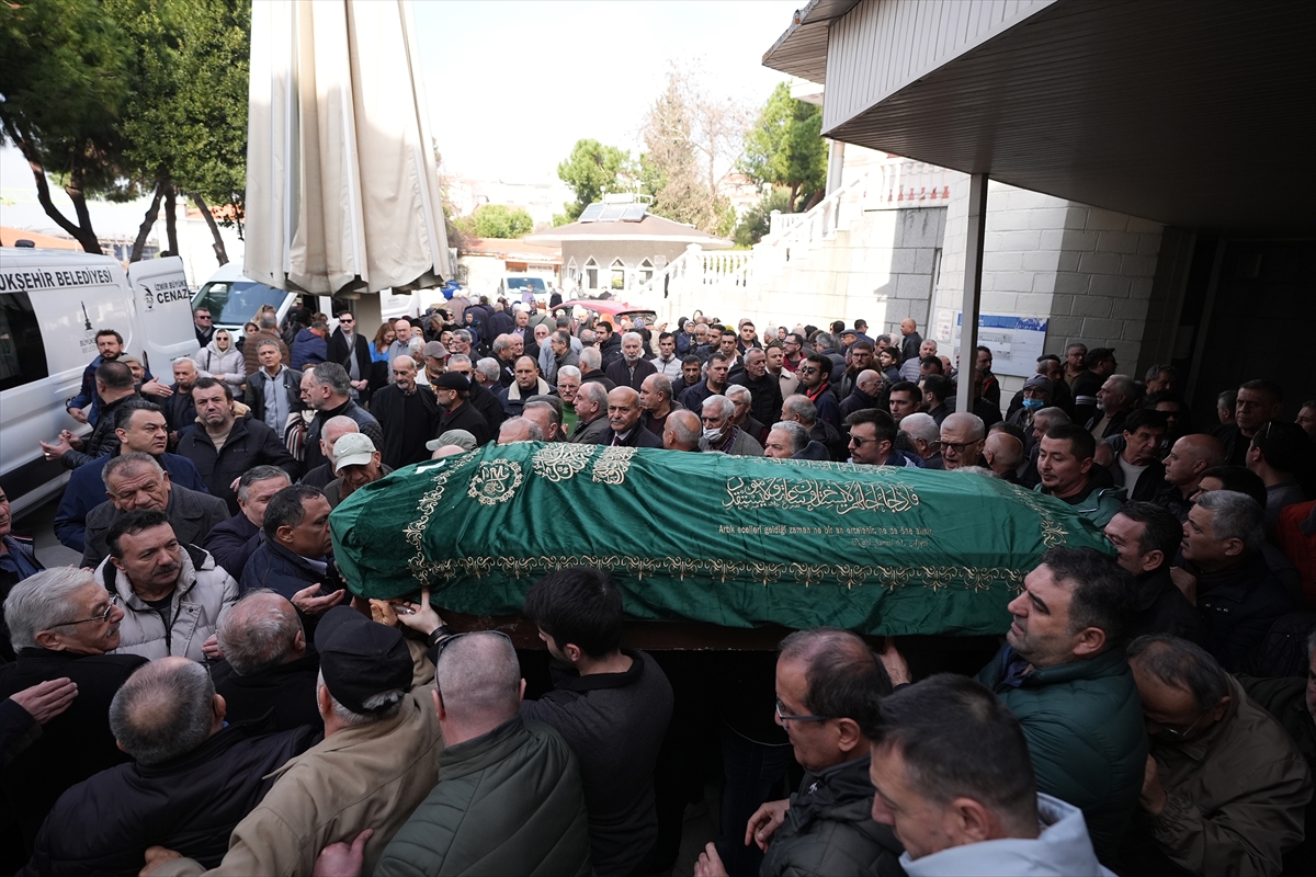 Sanatçısı Rıza Konyalı, İzmir'de son yolculuğuna uğurlandı