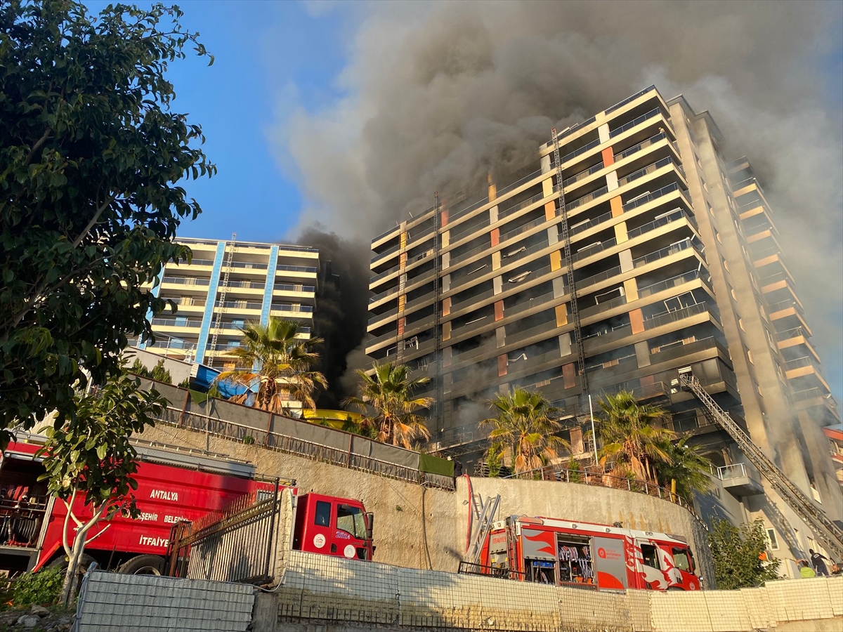 Alanya'da tadilat yapılan otelde çıkan yangına müdahale ediliyor