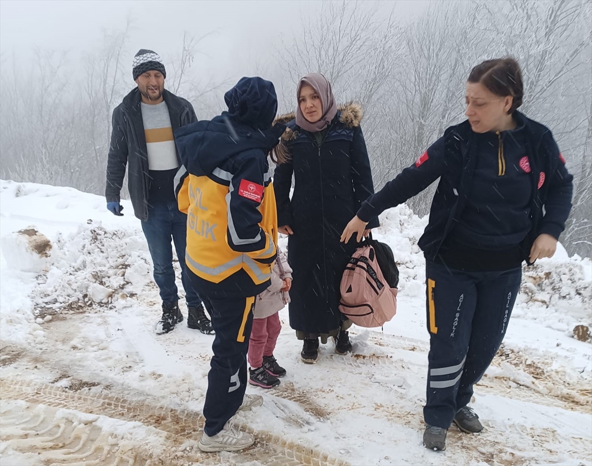 Amasya'da, yolu kardan kapanan mezradaki hasta için seferber oldu