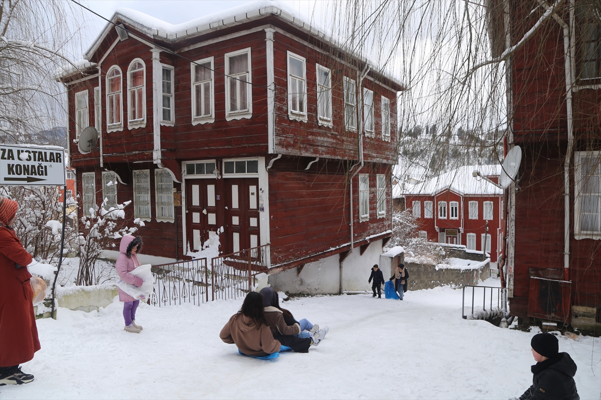 Tarihi İnebolu evleri karlı sokaklarda bir başka güzel