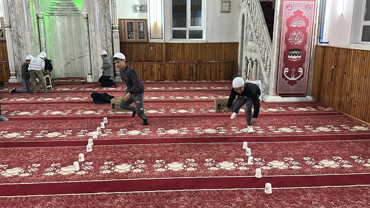 Aksaraylı imam, hediyeler ve oyunlarla çocuklara ramazan coşkusunu yaşatıyor