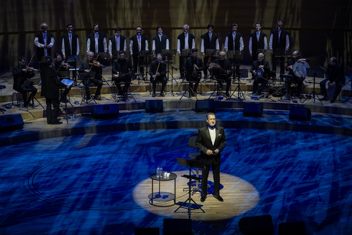 Ahmet Özhan, CSO'da konser verdi