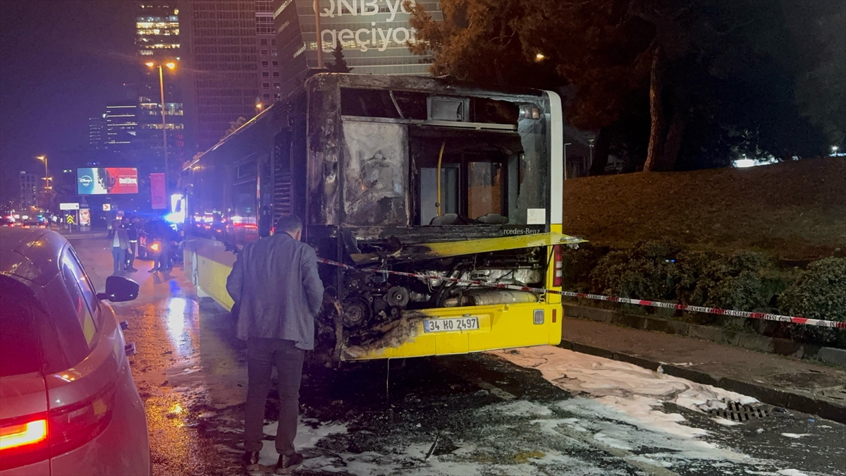 İstanbul'da özel halk otobüsü  alev aldı