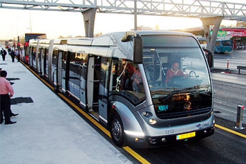 Üsküdar'da metrobüs yolcu indiren metrobüse çarptı