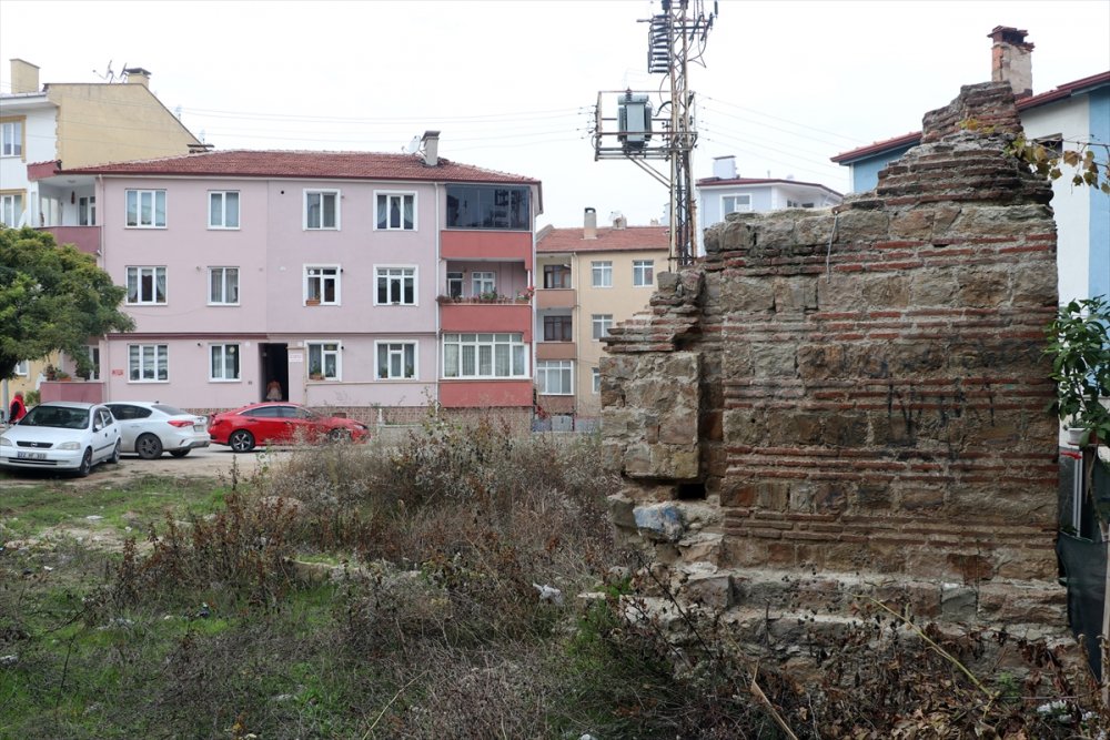 Edirne'de yol ortasında kalan kabir gerçek mi tartışması