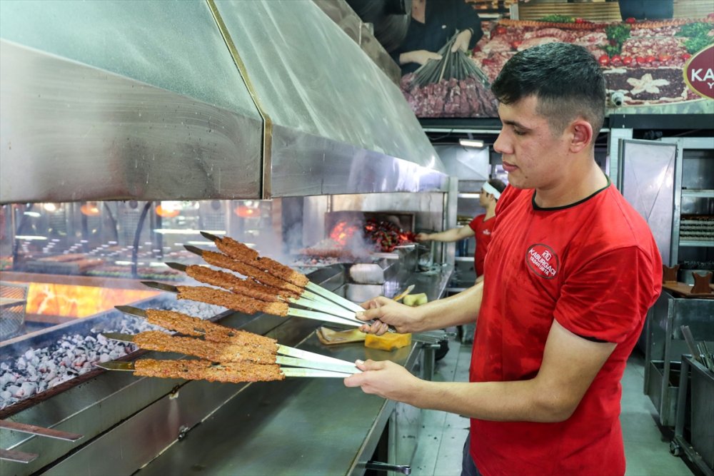 Adanalı kebapçılar Lezzet Festivali'nde hem göze hem damağa hitap edecek