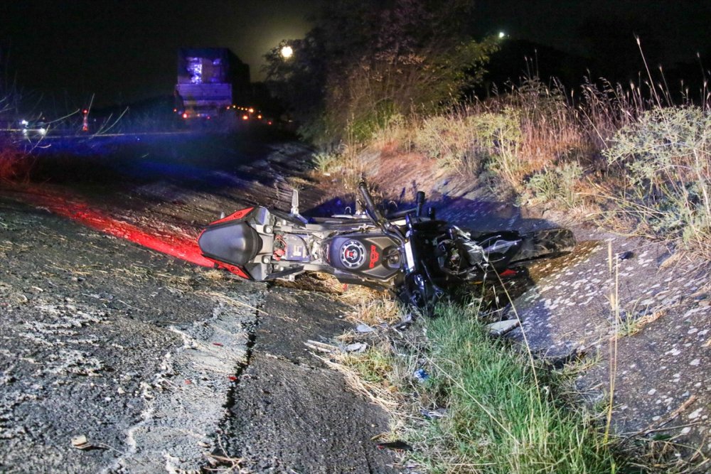 Uşak'ta tırın dorsesine çarpan motosikletin sürücüsü hayatını kaybetti