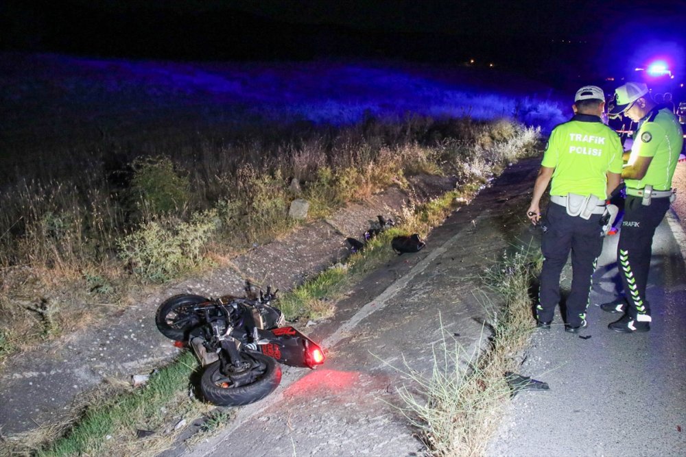 Uşak'ta tırın dorsesine çarpan motosikletin sürücüsü hayatını kaybetti